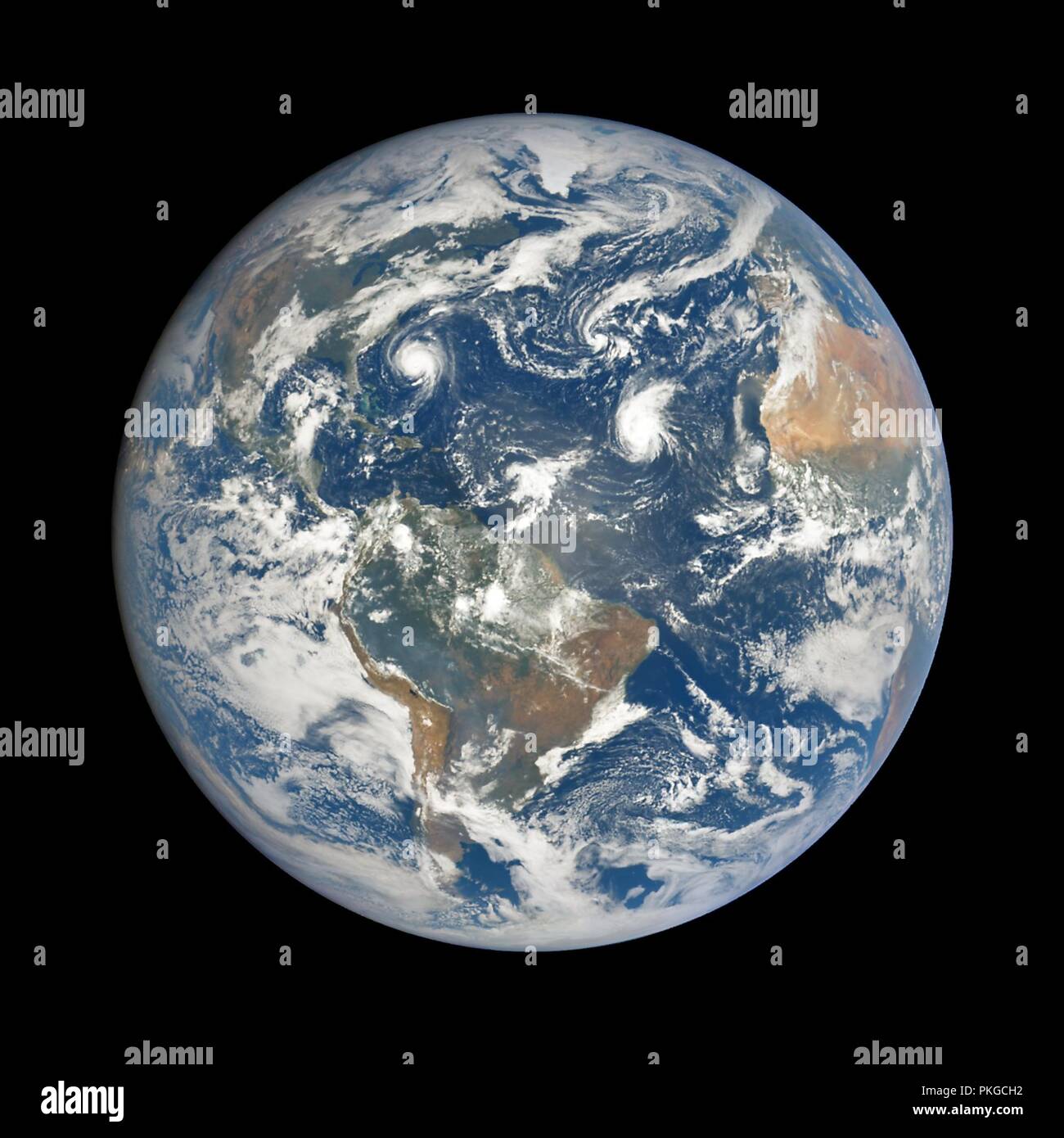 Vista satellitare - Vista dal satellite DSCOVR dell uragano Florence, sinistra, uragano Helene, destra, tempesta tropicale Isacco e tempesta subtropicale Joyce presi da 1 milioni di chilometri dalla Terra come essi churn attraverso l'Oceano Atlantico Settembre 13, 2018 in orbita intorno alla terra. Credito: Planetpix/Alamy Live News Foto Stock