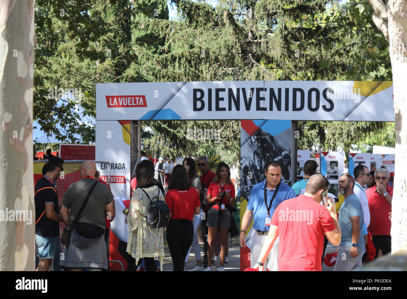 Ejea de los Caballeros, Spagna. Xiii Sep, 2018. L'entrata di accesso a zona ristretta all'inizio a la Vuelta de Espana, fase 18. Isacco Coccato/Alamy Live News Foto Stock