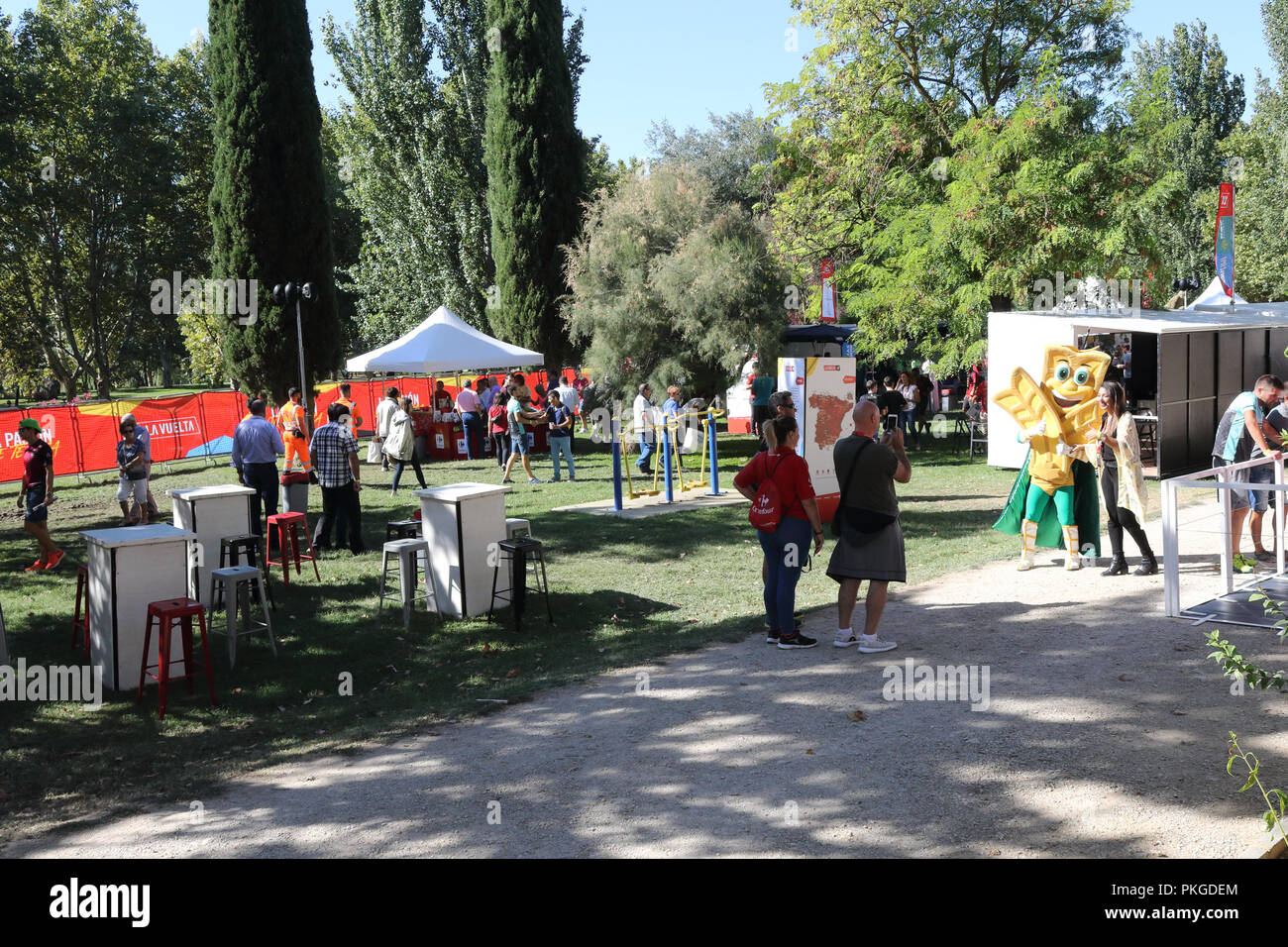 Ejea de los Caballeros, Spagna. Xiii Sep, 2018. L'entrata di accesso a zona ristretta all'inizio a la Vuelta de Espana, fase 18. Isacco Coccato/Alamy Live News Foto Stock