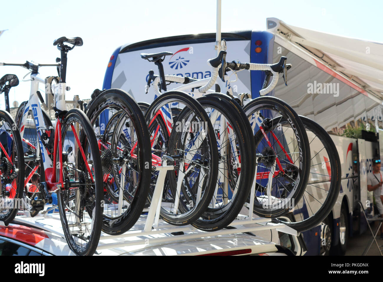 Ejea de los Caballeros, Spagna. Xiii Sep, 2018. Il GROUPAMA - team FDJ automobili parcheggiate all'inizio della Vuelta, con le biciclette sul bagaglio rack.. Isacco Coccato/Alamy Live News Foto Stock