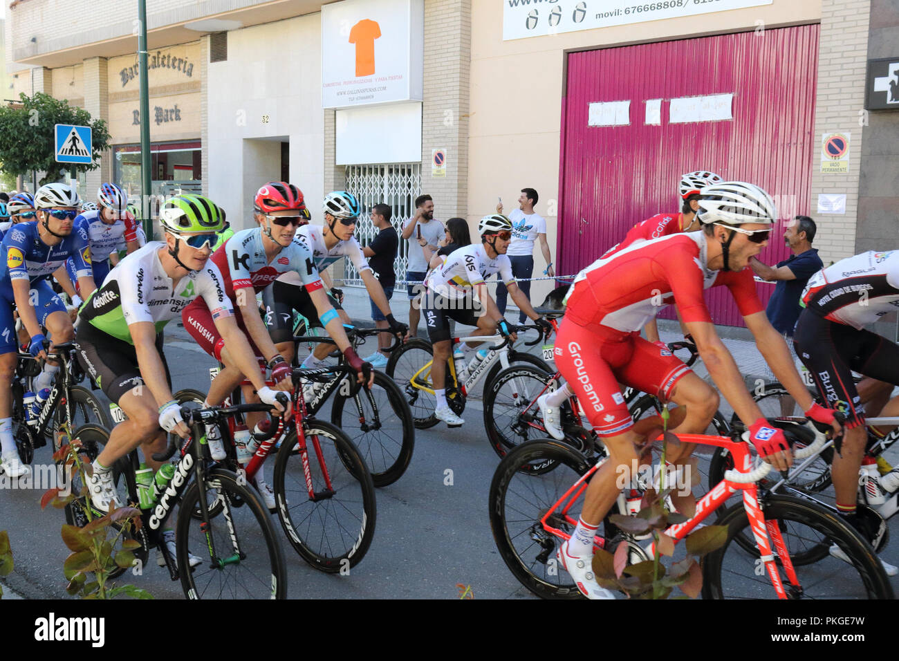 Ejea de los Caballeros, Spagna. Xiii Sep, 2018. I ciclisti della Vuelta de Espana subito dopo l'inizio della gara. Isacco Coccato/Alamy Live News Foto Stock