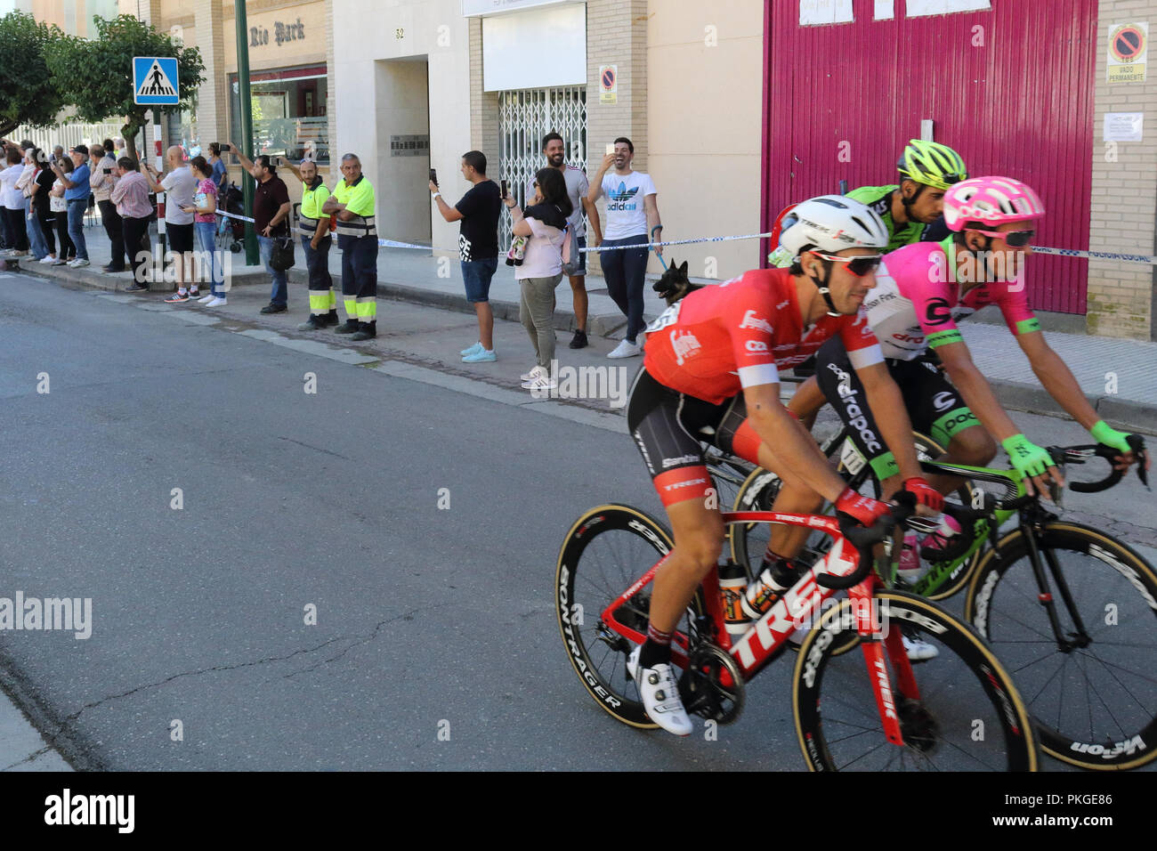 Ejea de los Caballeros, Spagna. Xiii Sep, 2018. I ciclisti della Vuelta de Espana subito dopo l'inizio della gara. Isacco Coccato/Alamy Live News Foto Stock