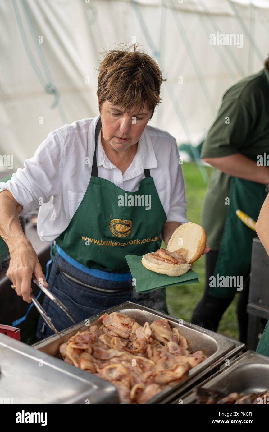 Lake District, UK. Xiii Sep 2018. Una donna si riempie un rotolo con pancetta a Westmorland County Show 2018 Credit: SnapImages/Alamy Live News Foto Stock