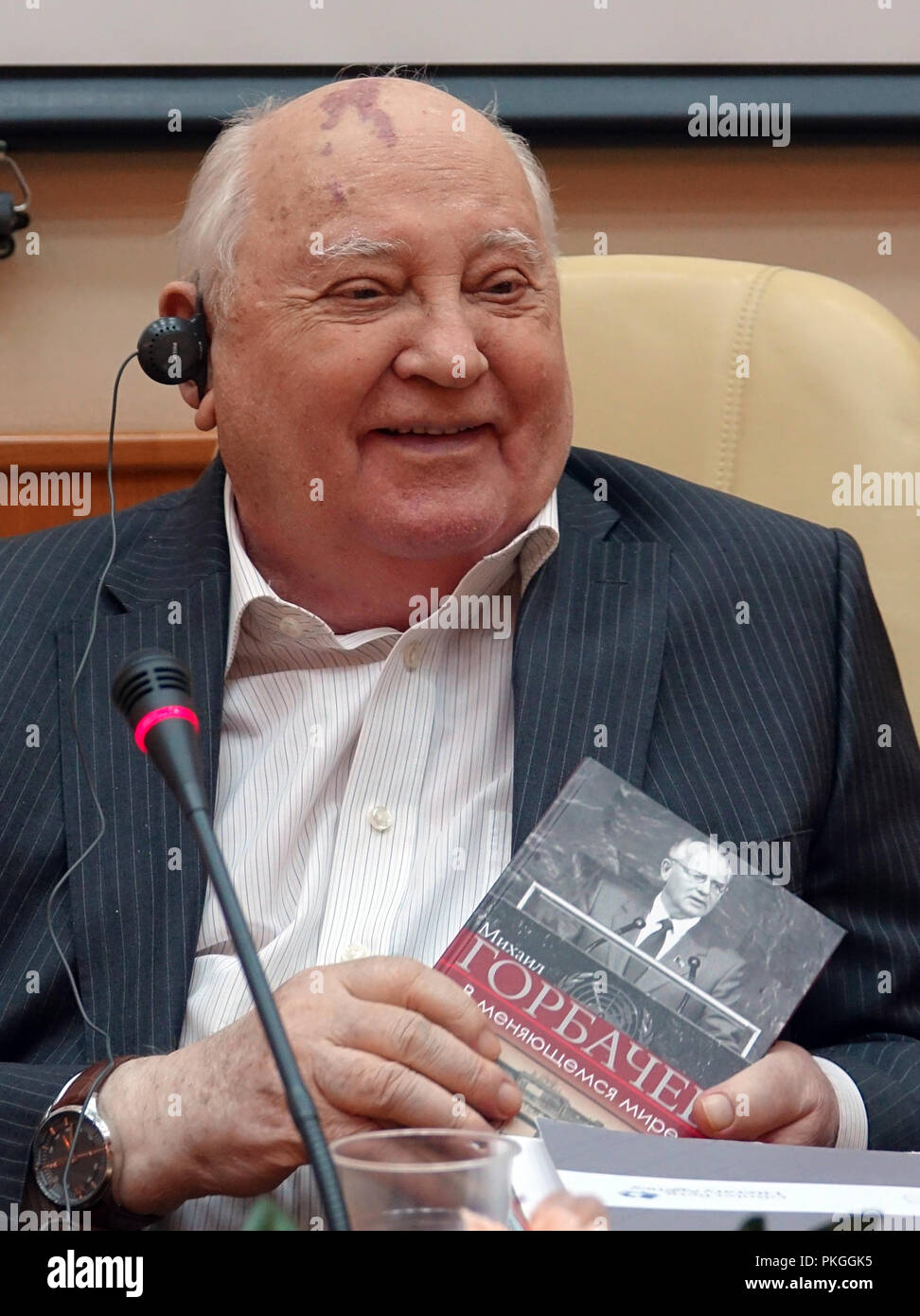 Mosca, Russia. Xiii Sep, 2018. Mikhail Gorbaciov, ex presidente sovietico, tenendo il suo nuovo libro in mano. Il titolo russo si traduce come: "In un mondo che cambia". Il 87-anno vecchio premio Nobel per la pace chiamato per il superamento della divisione di corrente tra la Russia e l'Occidente. Credito: Friedemann Kohler/dpa/Alamy Live News Foto Stock