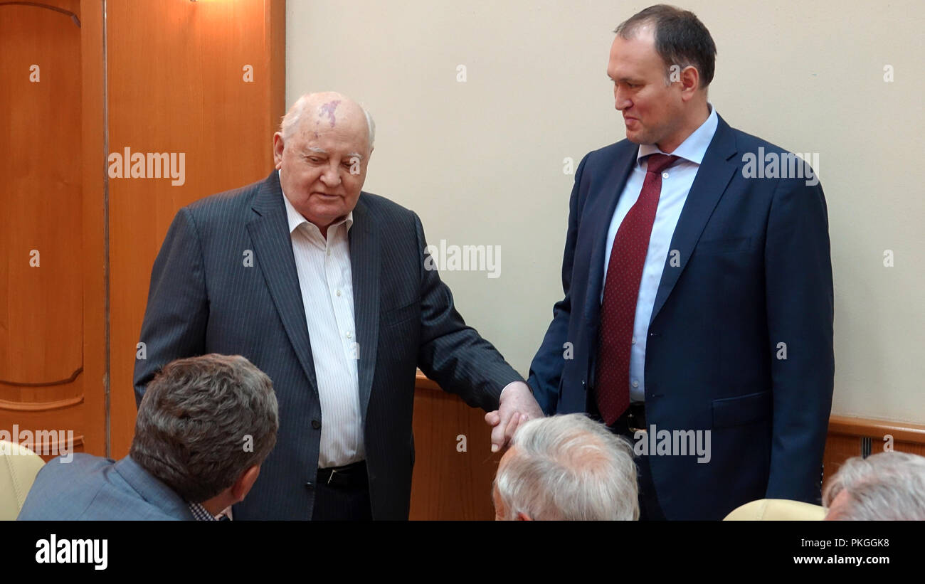 Mosca, Russia. Xiii Sep, 2018. Mikhail Gorbaciov (L), ex presidente sovietico, farsi aiutare da un assistente durante la sua nuova presentazione del libro. Il 87-anno vecchio premio Nobel per la pace chiamato per il superamento della divisione di corrente tra la Russia e l'Occidente. Credito: Friedemann Kohler/dpa/Alamy Live News Foto Stock