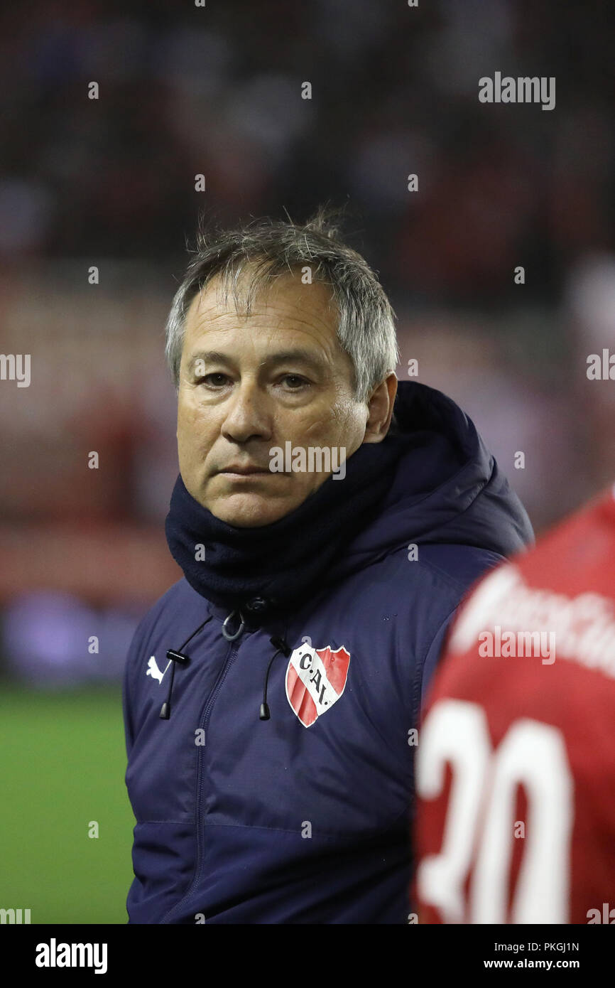 BUENOS AIRES, Argentina - 10 settembre 2018: Ariel Holan (DT independiente) guardando al suo team di giocatori prima del giro di penalità contro marrone in Bue Foto Stock