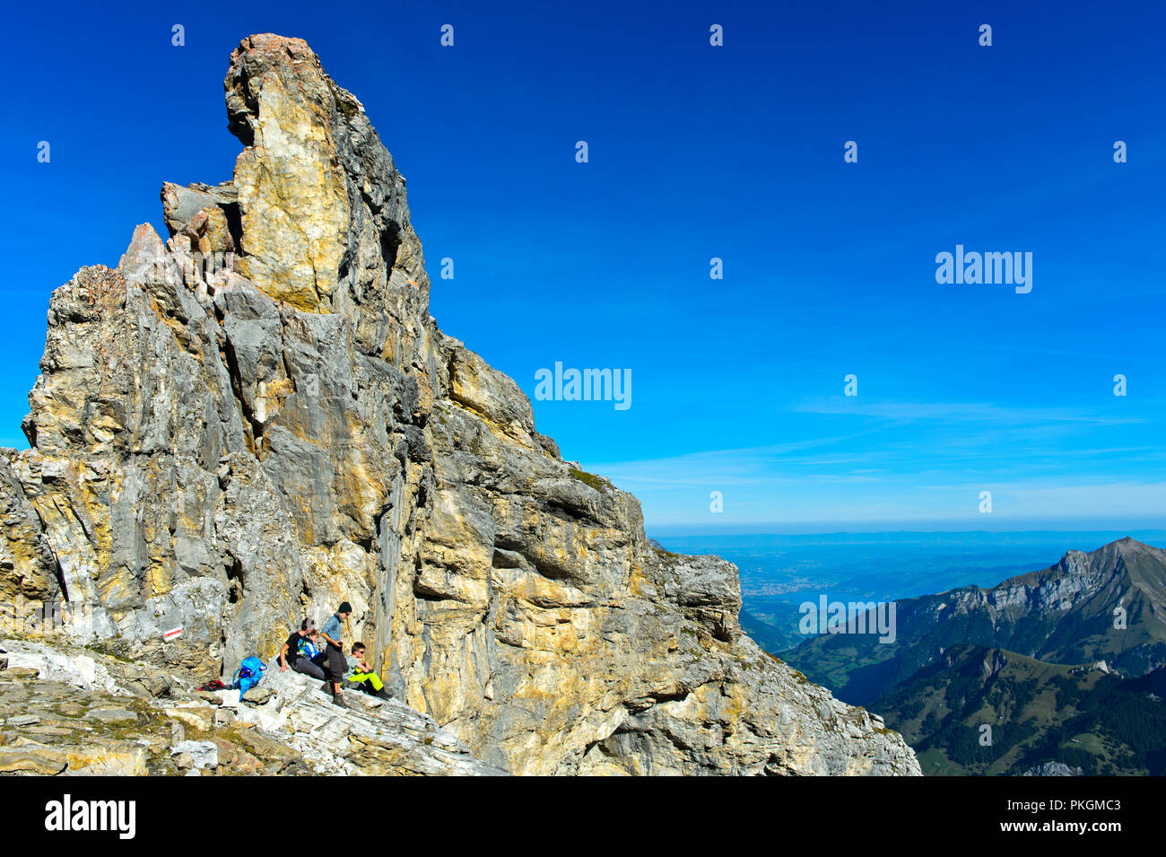 Gli escursionisti a Hohtürli passare sulla Via Alpina trail, Kandersteg, Alpi Bernesi, Svizzera Foto Stock