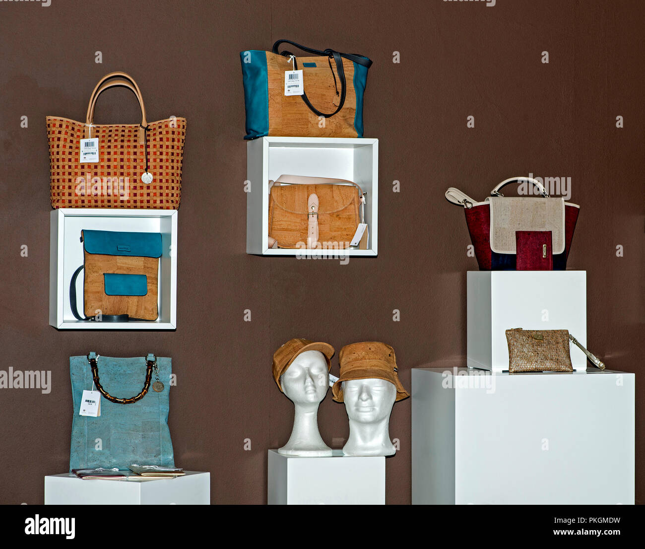 Showroom per il sughero prodotti per la pelle di Pelcor, marchio di fabbrica di sughero Nova Cortica, Sao Bras de Alportel, Algarve, PORTOGALLO Foto Stock