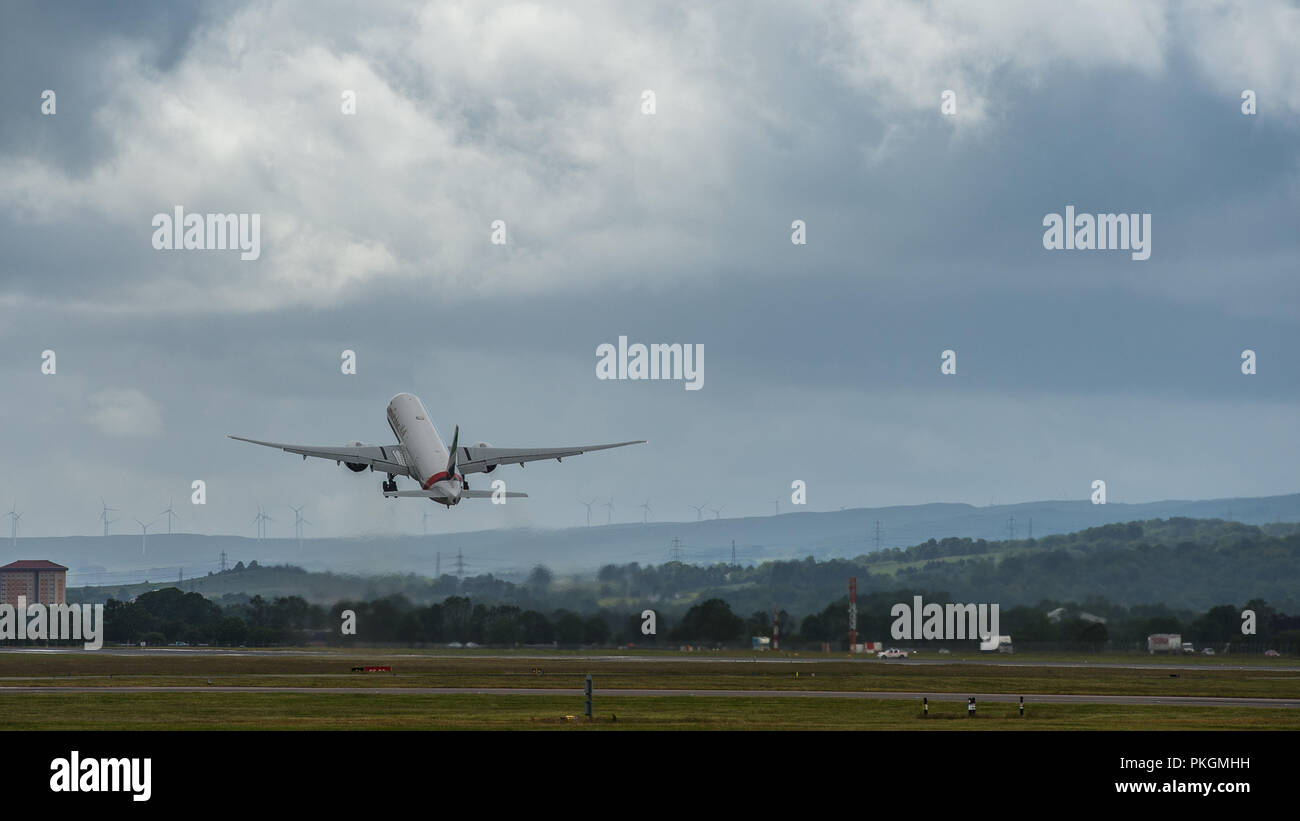 I venti fino a 70mph martoriata la Gran Bretagna come tempesta Hector colpisce la costa ovest della Scozia. Piani combattuto con il turbolento venti per ottenere i loro aeromobili Foto Stock