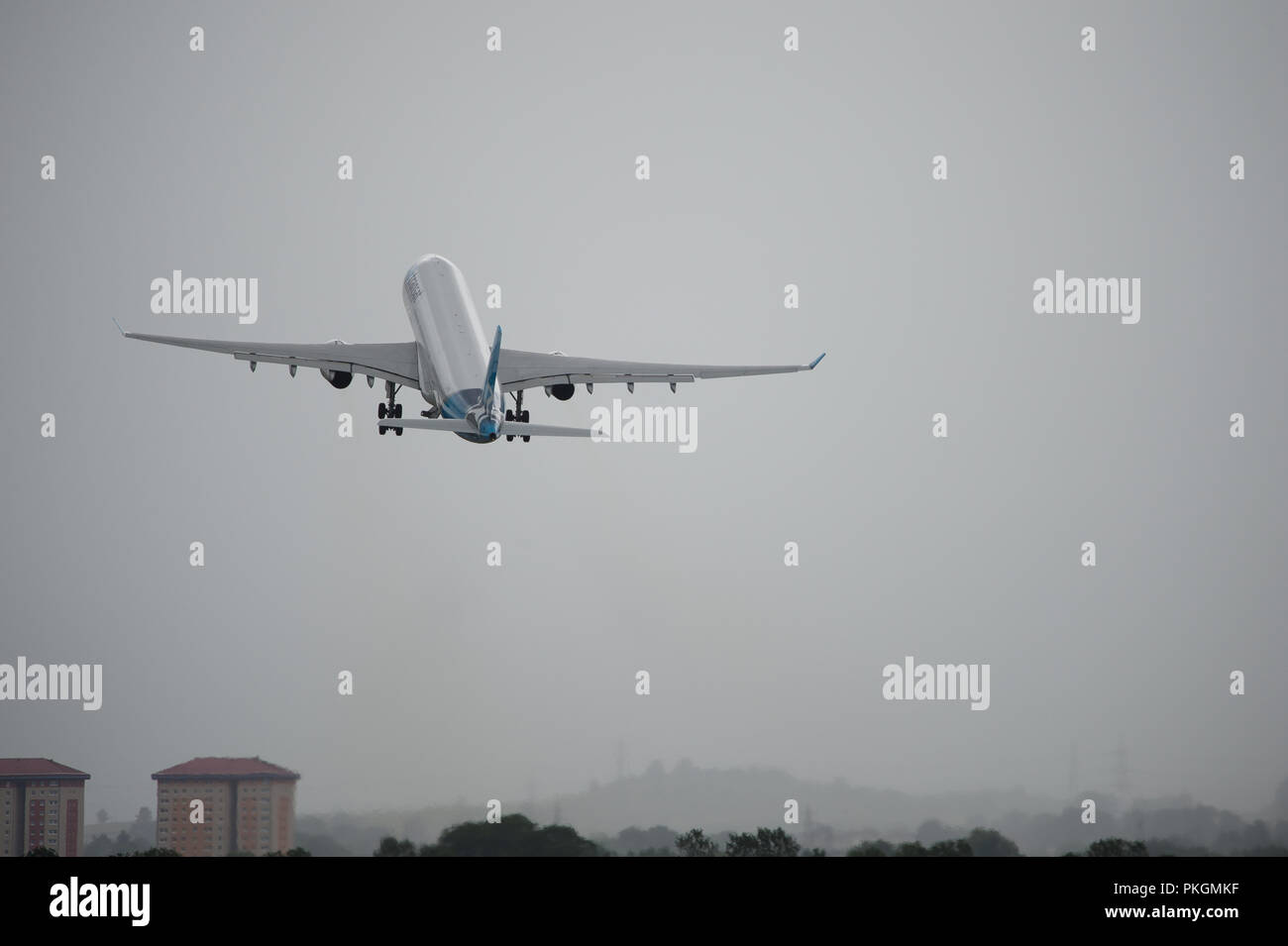 Basso costo canadese carrier, Air Transat visto uscire Glasgow legato per il Canada visto durante la tempesta hector che ha flagellato il Regno Unito con 70 mph venti. Foto Stock