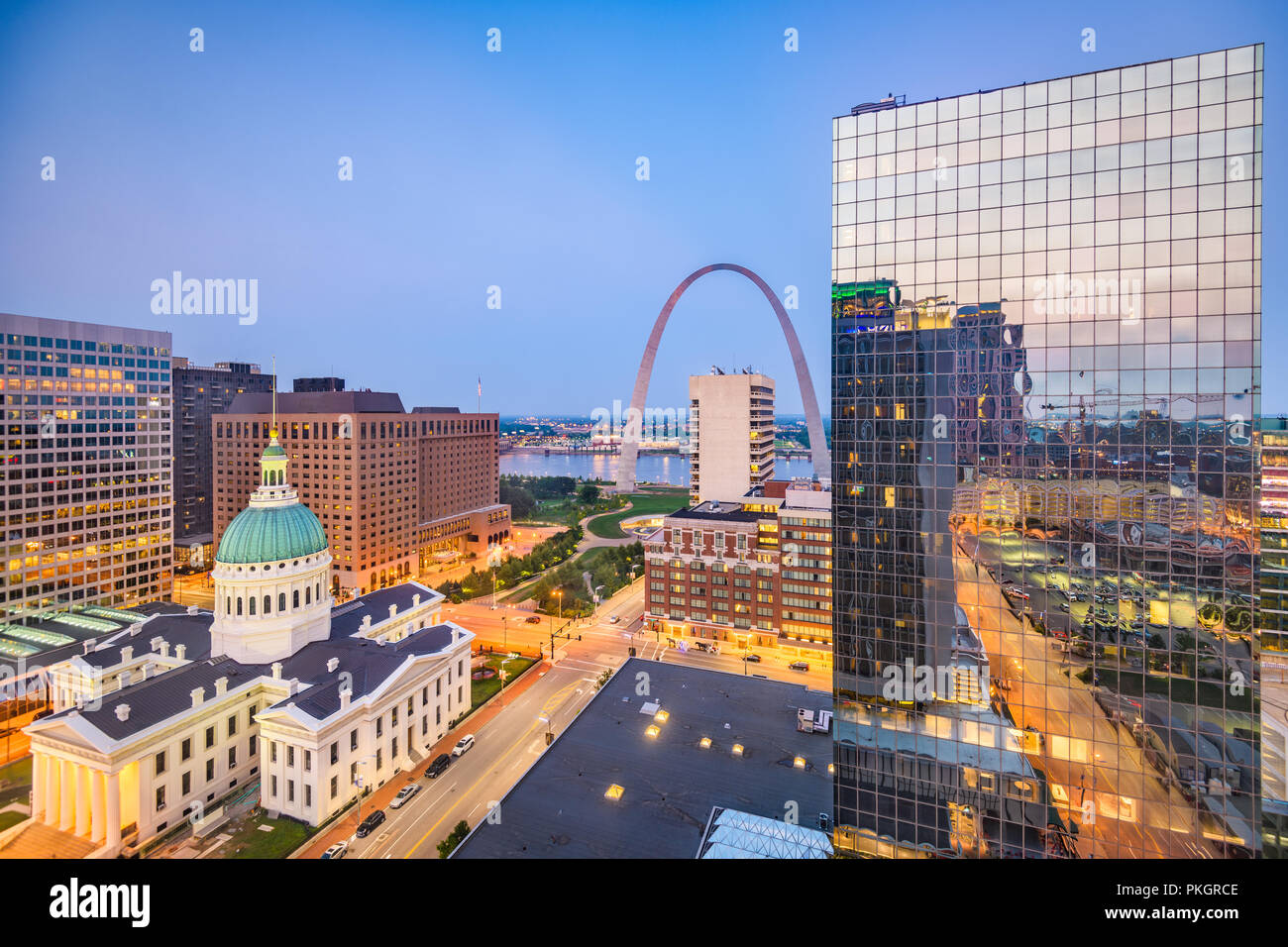 Louis, Missouri negli Stati Uniti d'America downtown cityscape con l'arco e il palazzo di giustizia al crepuscolo. Foto Stock