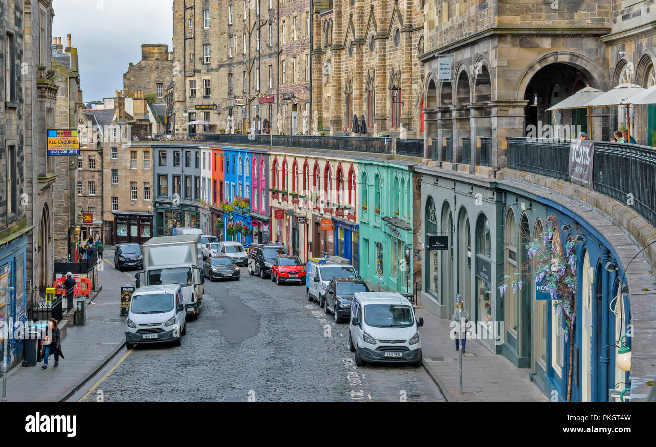 Edimburgo Scozia gli edifici e i negozi di Victoria Street e West BOW Foto Stock