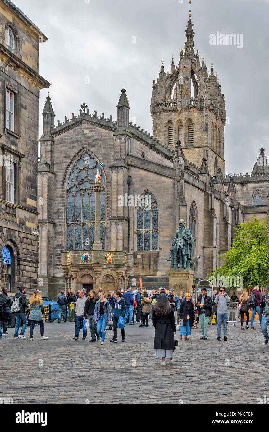 Edimburgo in Scozia il mercat o CROCE DEL MERCATO IN PIAZZA DEL PARLAMENTO ALLA CATTEDRALE DI ST GILES E ADAM SMITH STATUA Foto Stock