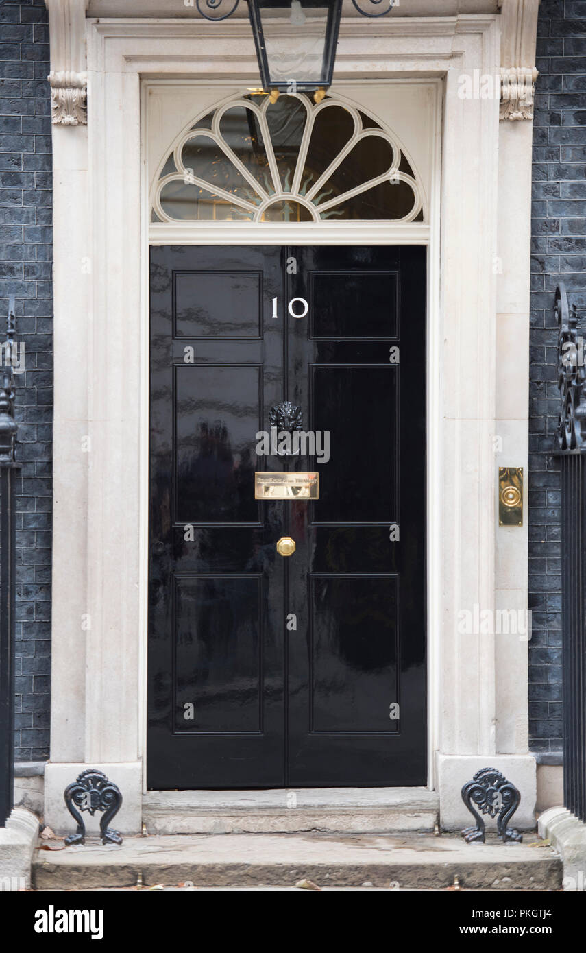 Vista frontale della porta al numero 10 di Downing Street, London, casa del Primo Ministro britannico Foto Stock