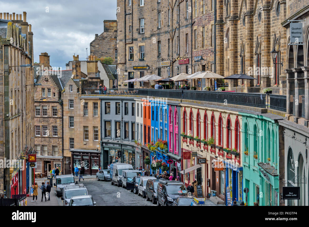 Edimburgo Scozia Victoria Terrace sopra e i colorati negozi lungo il Victoria Street al di sotto di Foto Stock