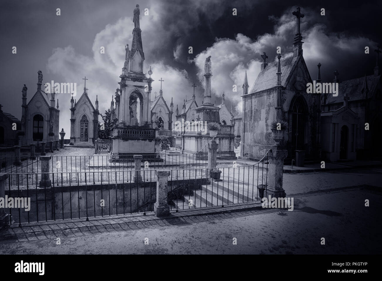 Scale di misterioso in un vecchio cimitero europeo. Foto Stock