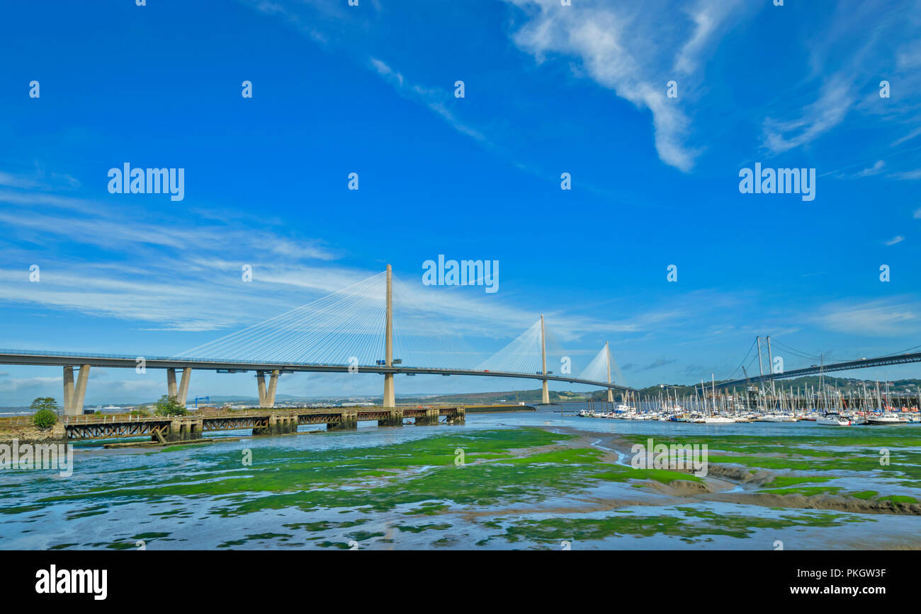 QUEENSFERRY attraversando ponte stradale Firth of Forth SCOZIA PORT EDGAR MARINA a bassa marea con alghe verdi sul FORESHORE Foto Stock