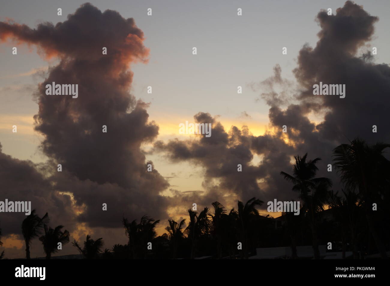 Nuvole durante il tramonto su una spiaggia in Repubblica Dominicana Foto Stock