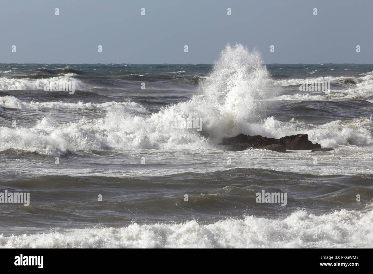 Tempesta di mare in una chiara giornata di sole Foto Stock