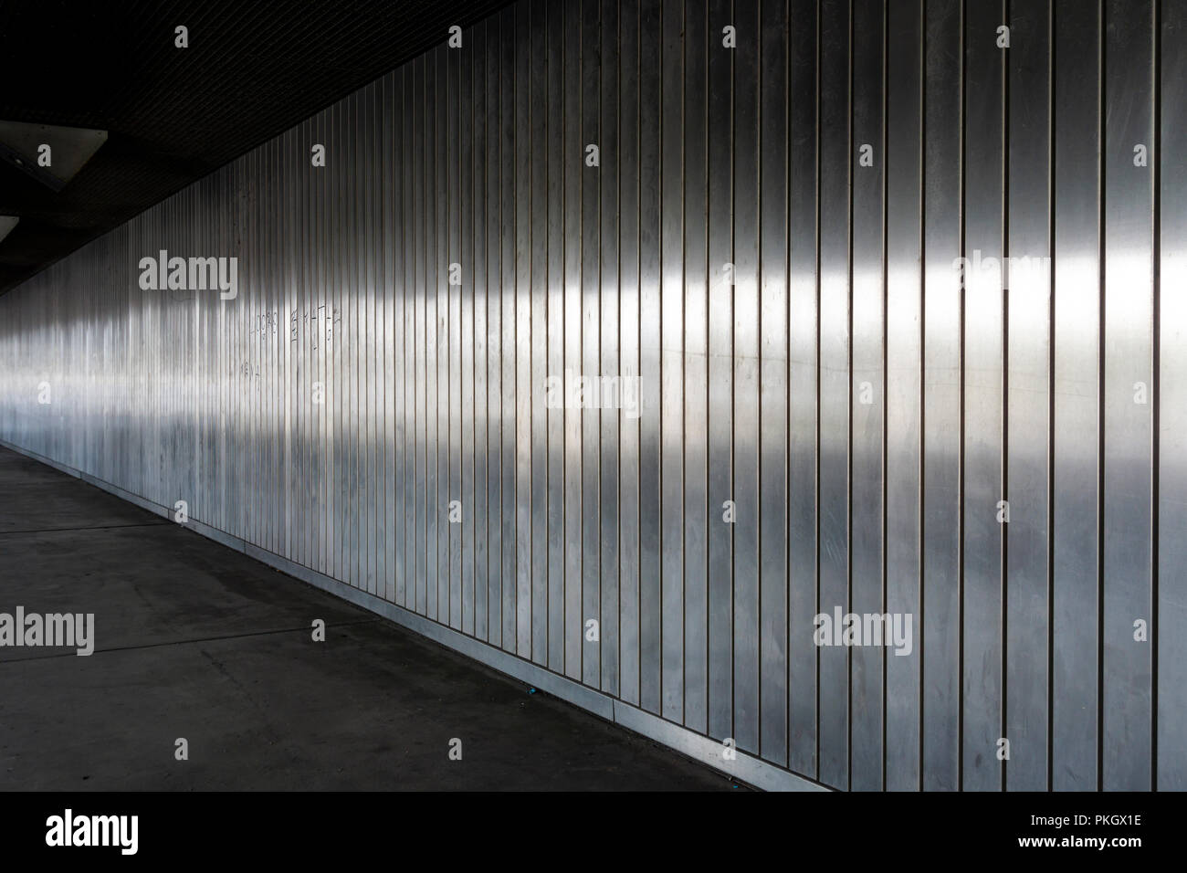 Berlino, Germania, 29 agosto 2018: Full Frame Close-Up di metallo riflettente facciata Foto Stock