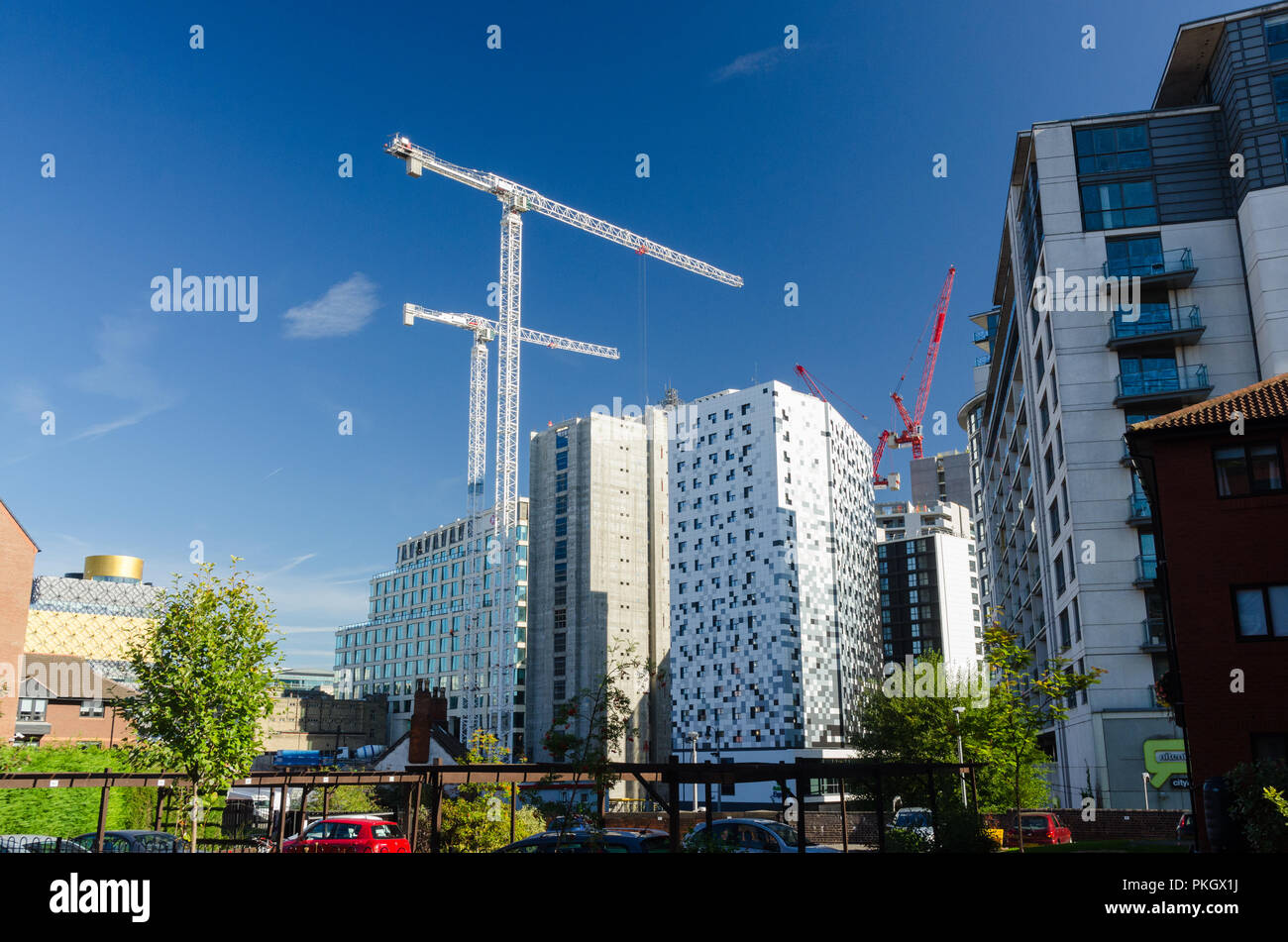 Lo skyline di Birmingham visto dal canal dalla cassetta postale con importanti progetti di costruzione in luogo Foto Stock