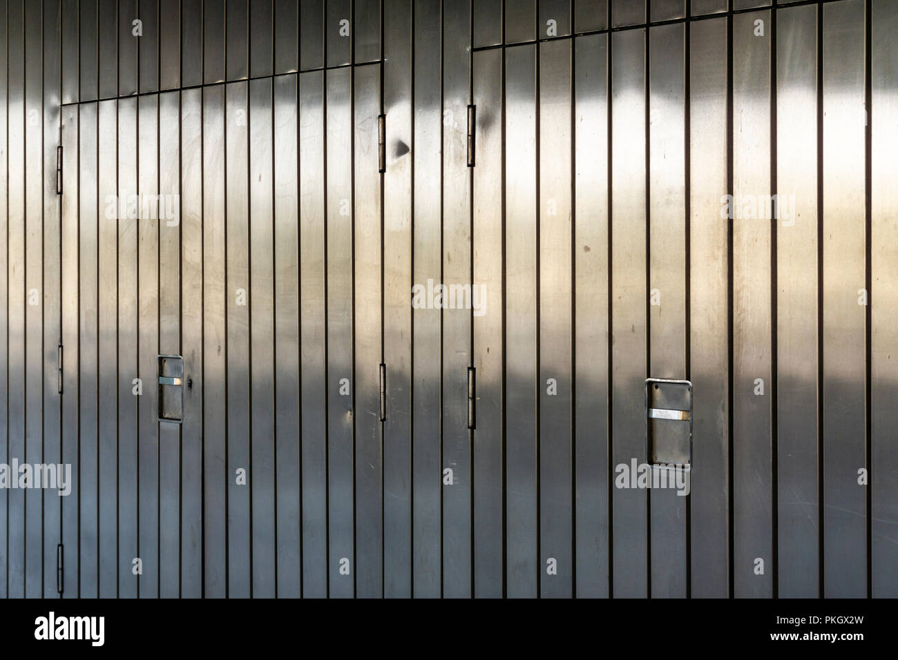 Berlino, Germania, 29 agosto 2018: Full Frame Close-Up di metallo riflettente facciata Foto Stock