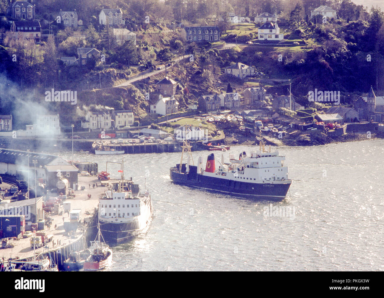 Caledonian MacBrayne (CalMac) Ferry denominato Claymore vela al di fuori del porto di Oban nel maggio 1980. Archiviazione di originale dell'immagine. Foto Stock