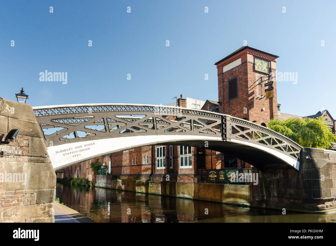 Ponte di ferro fatta da Horseley Iron Works in Staffordshire nel 1827 attraversa il Birmingham Canal vecchia linea nel centro della città di Birmingham Foto Stock