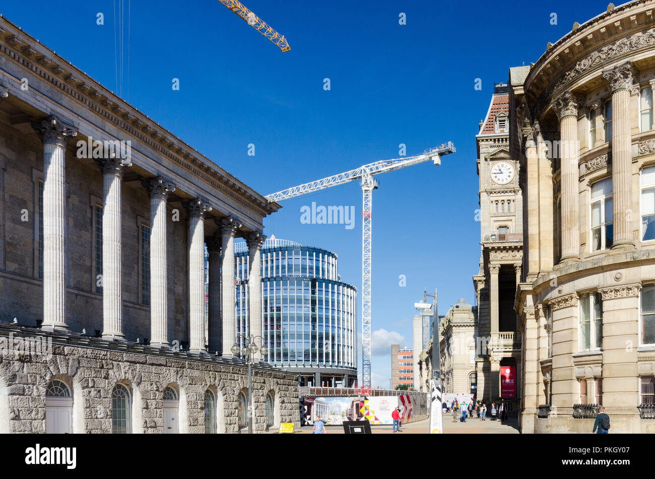 Victoria Square nel centro di Birmingham e la casa del Consiglio e il Municipio in una giornata di sole Foto Stock