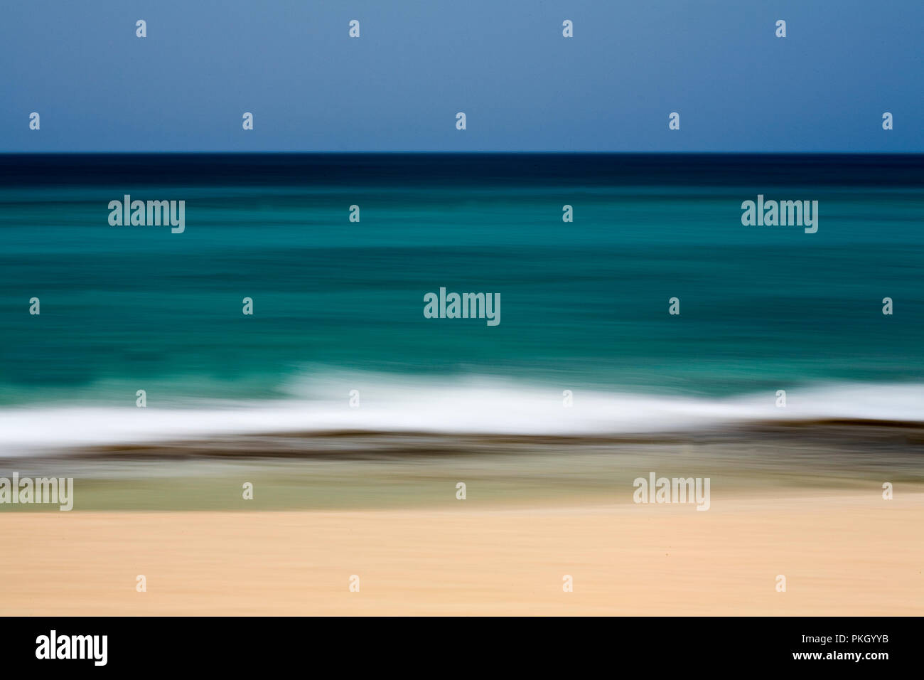 Spiaggia di sabbia con la deliberata movimento telecamera sfocatura, Saint Martin, dei Caraibi Foto Stock