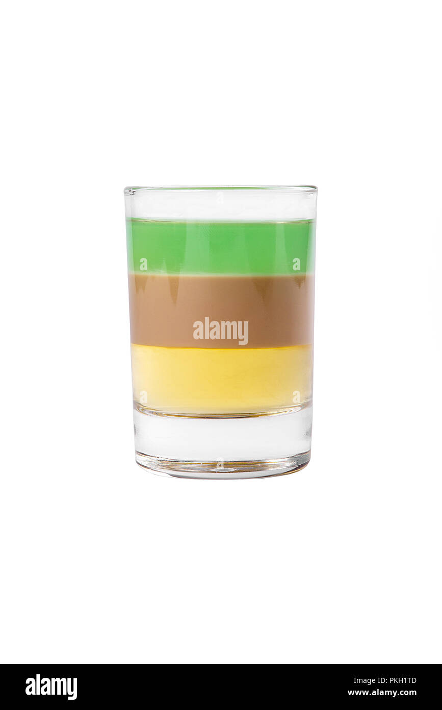 Variopinti cocktail stratificato, con vetro trasparente e colorato con bevanda al gusto di menta, banana, limone, caffè, crema, assenzio, alcolico, sid Foto Stock