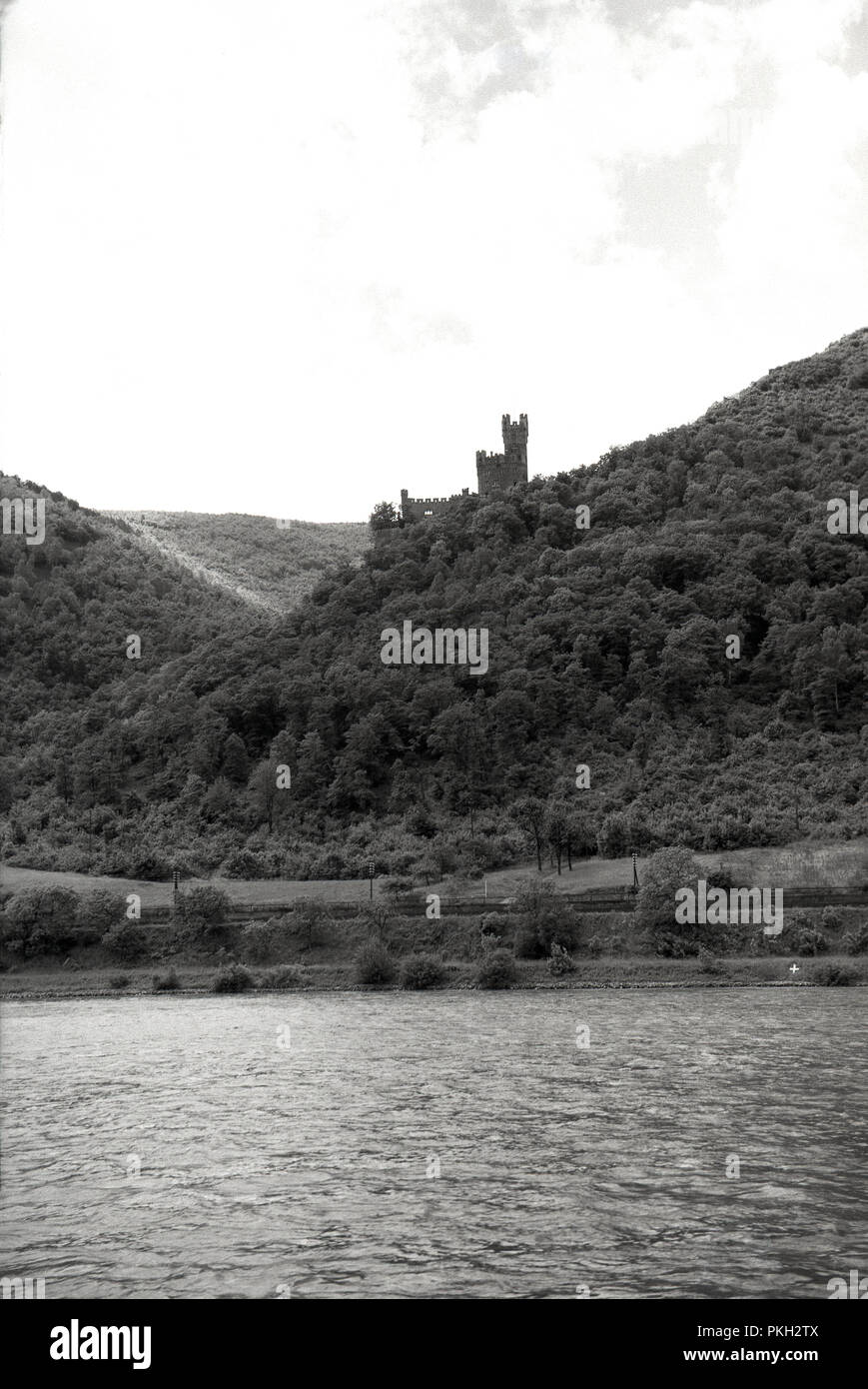 Degli anni Cinquanta, storico, un castello sul Reno, Koln-Dusseldorf, Germania. Foto Stock