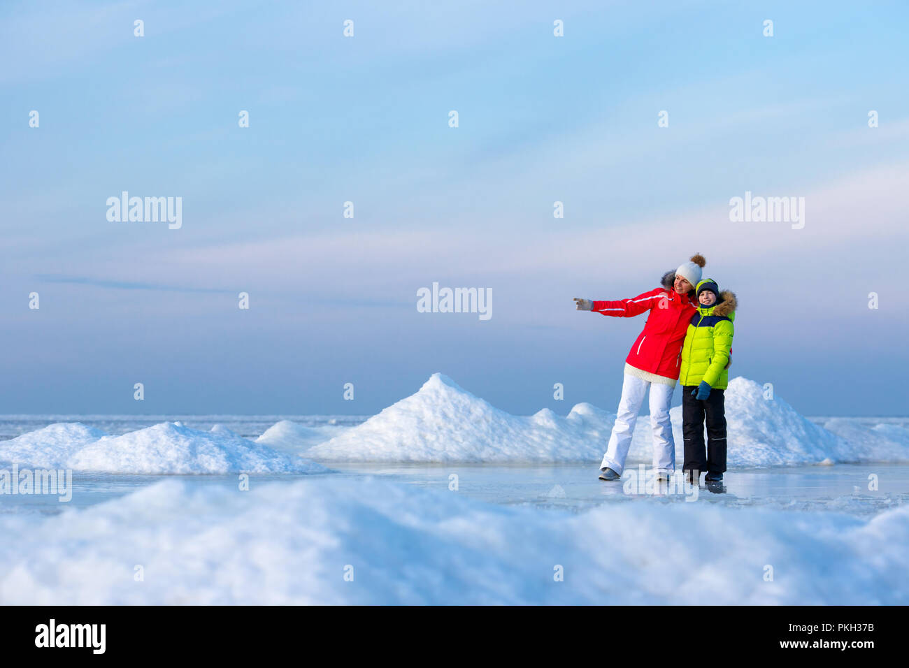 Giovane madre e suo figlio sulla spiaggia di ghiaccio Foto Stock