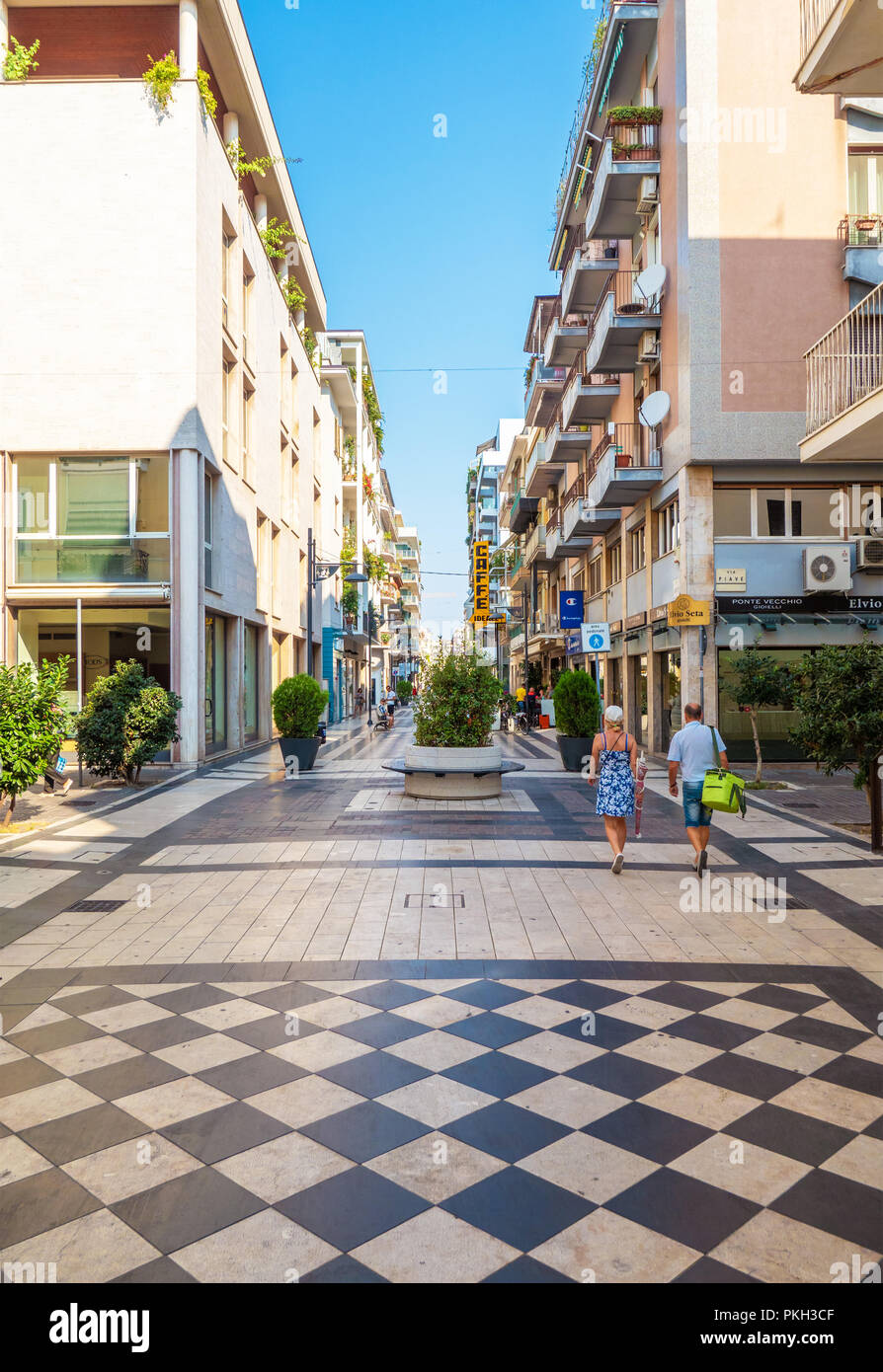 Pescara (Italia) - Il moderno centro storico della città di mare nella  regione Abruzzo, durante un estate la domenica mattina Foto stock - Alamy