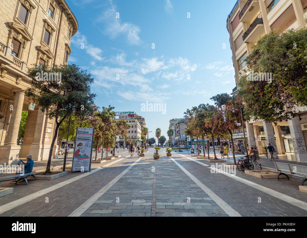 Pescara (Italia) - Il moderno centro storico della città di mare nella  regione Abruzzo, durante un estate la domenica mattina Foto stock - Alamy