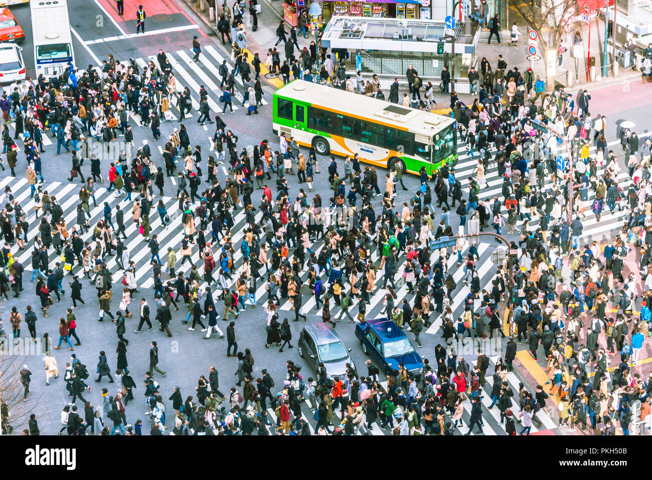 TOKYO, Giappone - 14 GEN 2017: incrocio di Shibuya scramble pedonale durante l'inverno Rush Hour Foto Stock