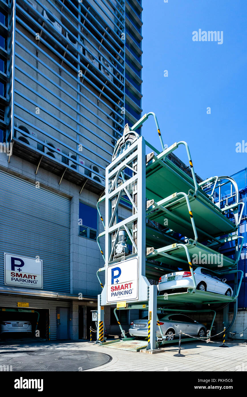 SEOUL, Corea del Sud - 24 Settembre 2015: Close-up del Rotary automatizzato veicolo intelligente sistema di parcheggio in edificio commerciale del quartiere di Gangnam, Foto Stock