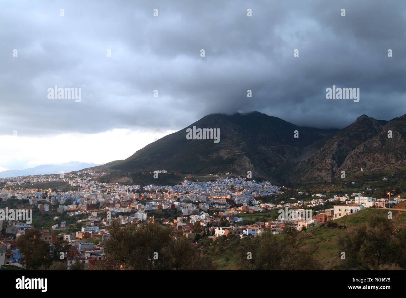 Vista notturna di Chefchaouen, partendo per accendere le luci della città. Il Marocco Foto Stock