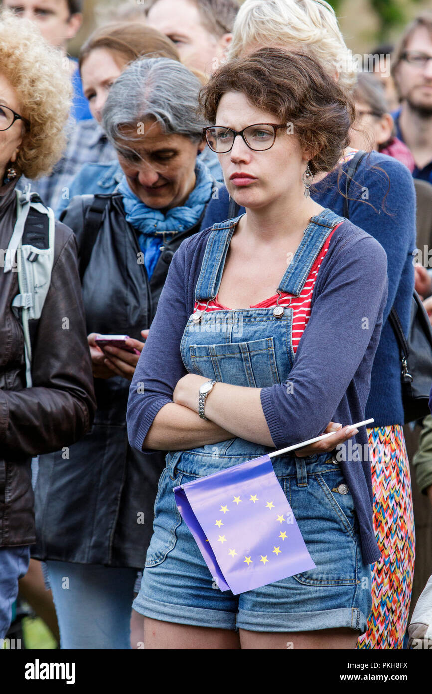 Pro i sostenitori dell'UE + manifestanti sono illustrati in quanto essi ascoltare discorsi durante un anti Brexit protesta rally + marzo in College Green,Bristol 14/07/2016 Foto Stock