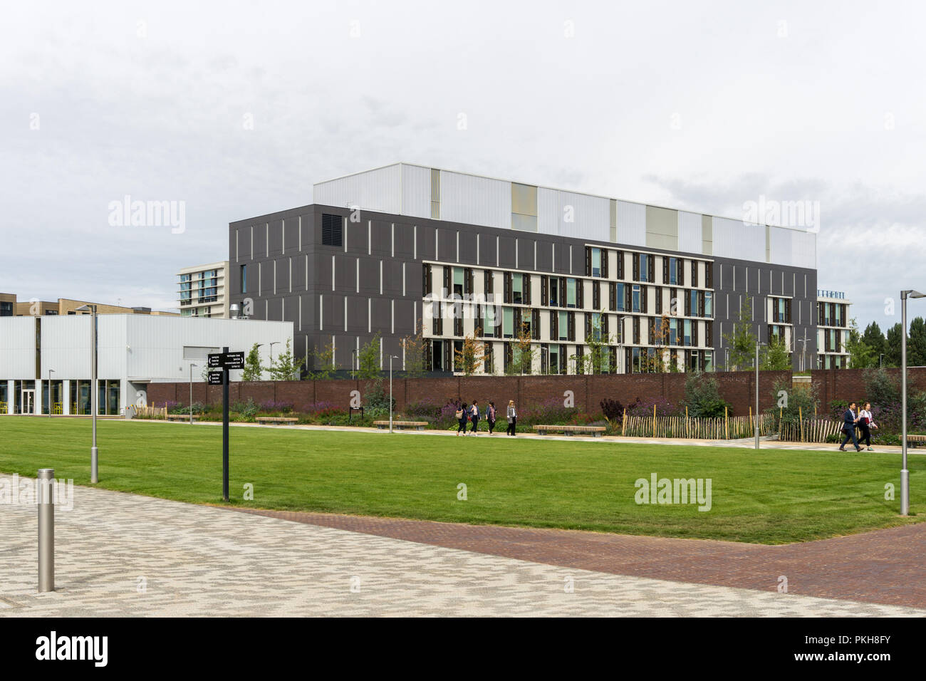 Lo spazio verde con vedute al mozzo di apprendimento, Waterside Campus, Università di Northampton, Northampton, Northamptonshire, Regno Unito Foto Stock