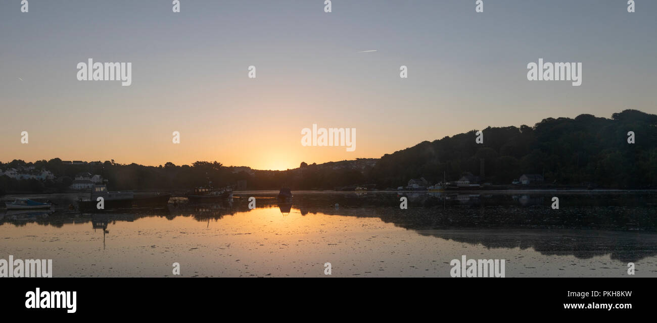 Sunrise del Lago Hooe, Plymouth Devon su derivanti marea. Foto Stock