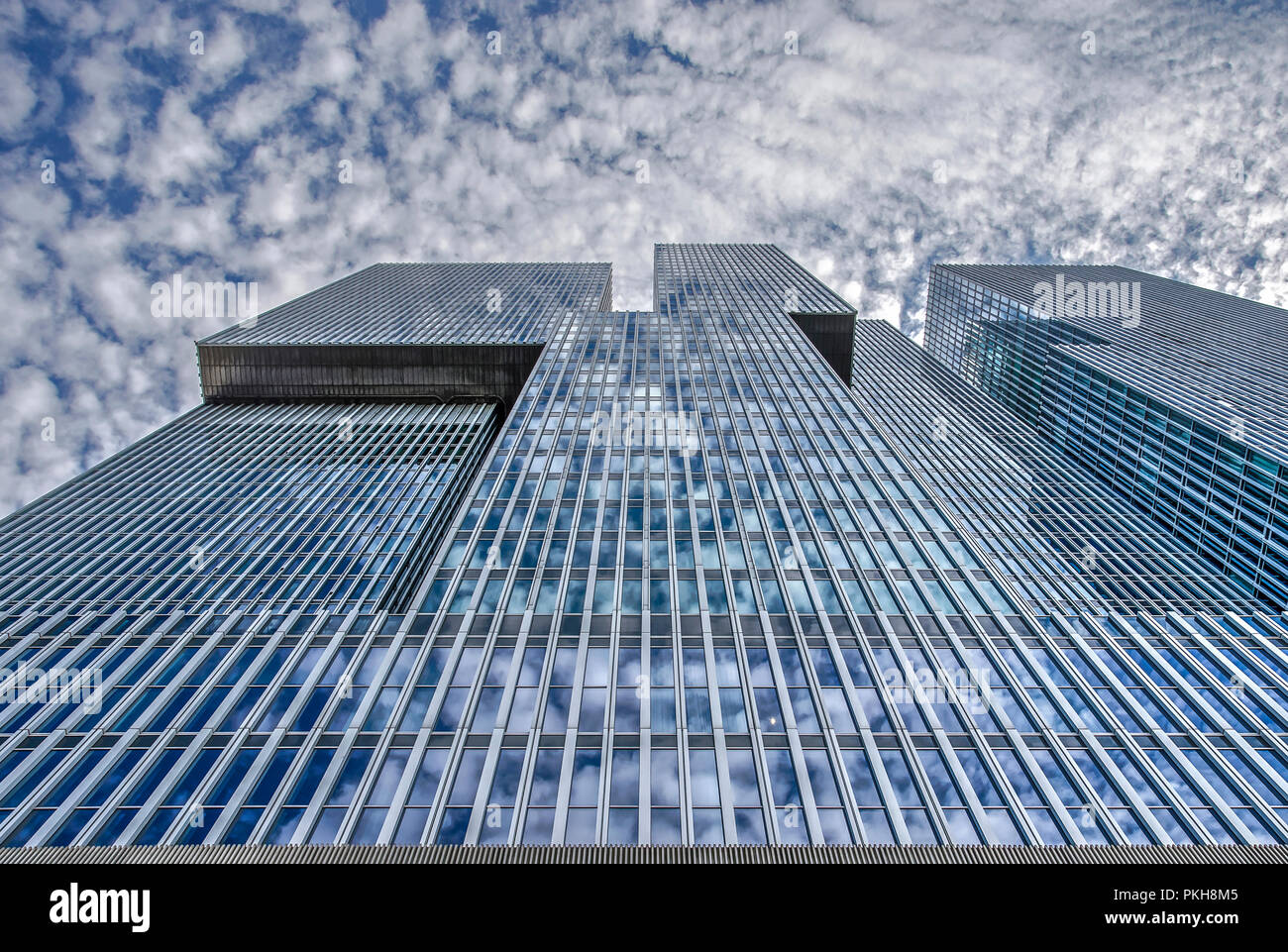 Rotterdam, Paesi Bassi, 8 Settembre 2018: pecore nuvole riflettono in facciata in vetro del De Rotterdam edificio, progettato da Aarchitect Rem Koolhaas Foto Stock