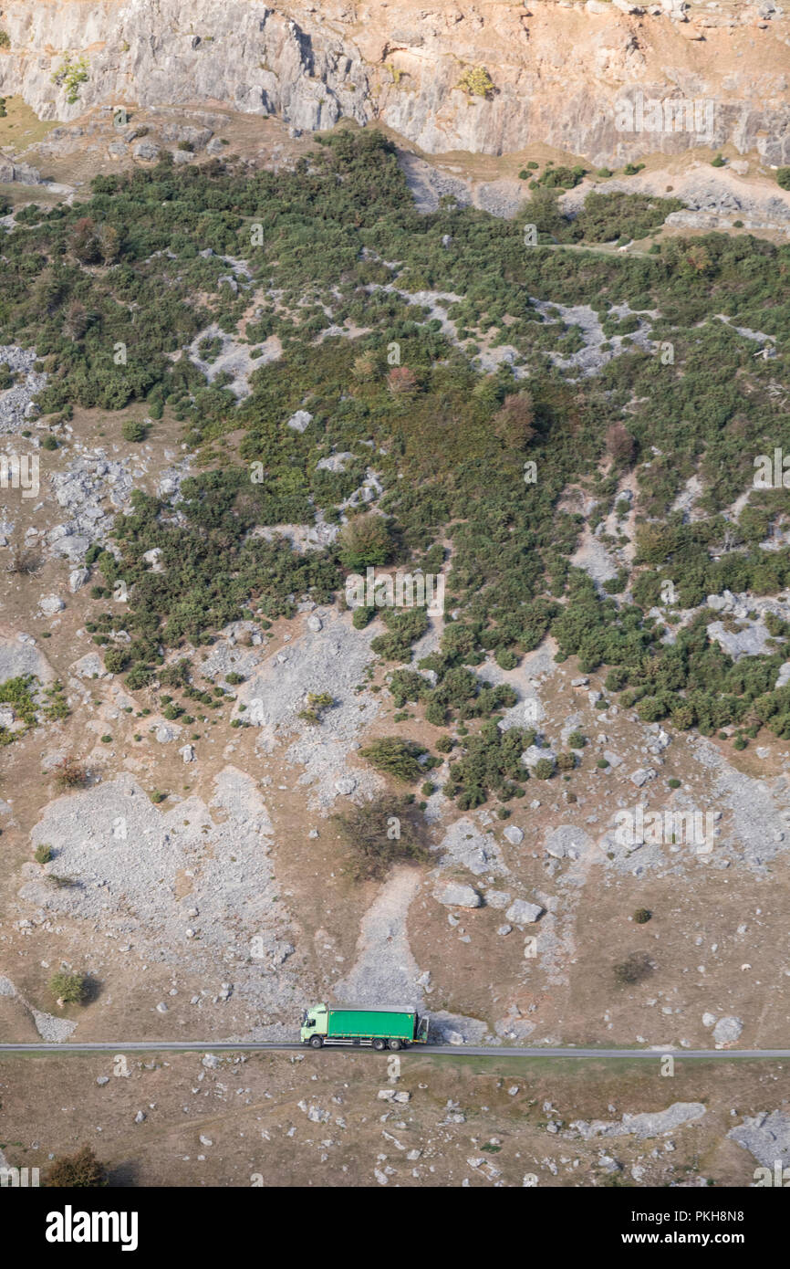 Un camion consegna ad un maso sotto le scogliere calcaree di Eglwyseg montagna sopra la Vale of Llangollen, Wales, Regno Unito Foto Stock