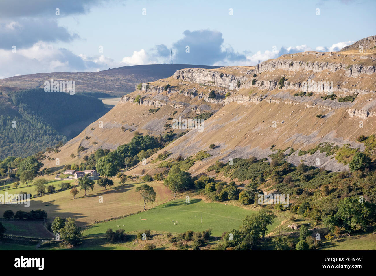 Le scogliere calcaree della scarpata Eglwyseg sopra la Vale of Llangollen, Wales, Regno Unito Foto Stock