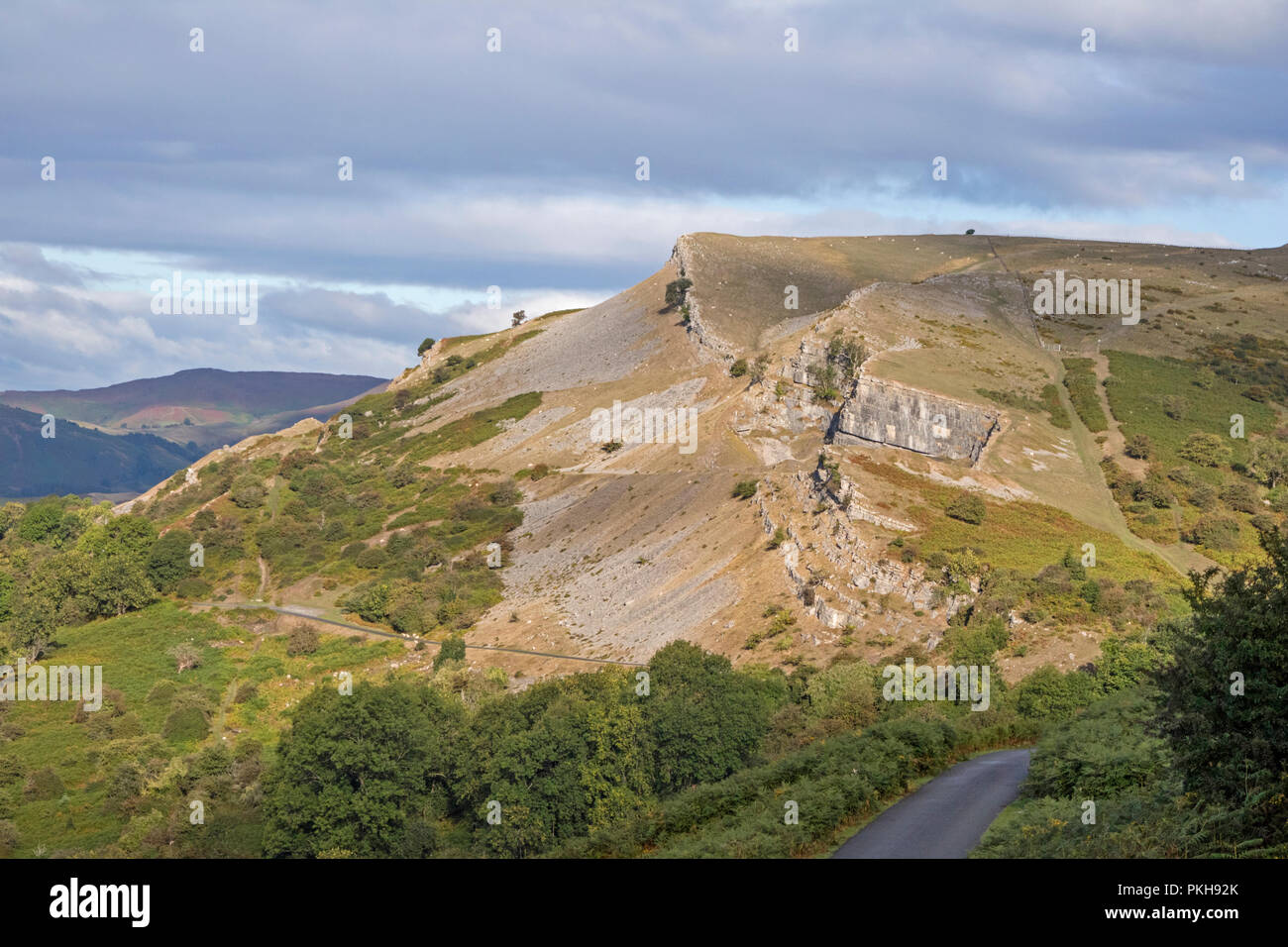 Le scogliere calcaree della scarpata Eglwyseg sopra la Vale of Llangollen, Wales, Regno Unito Foto Stock