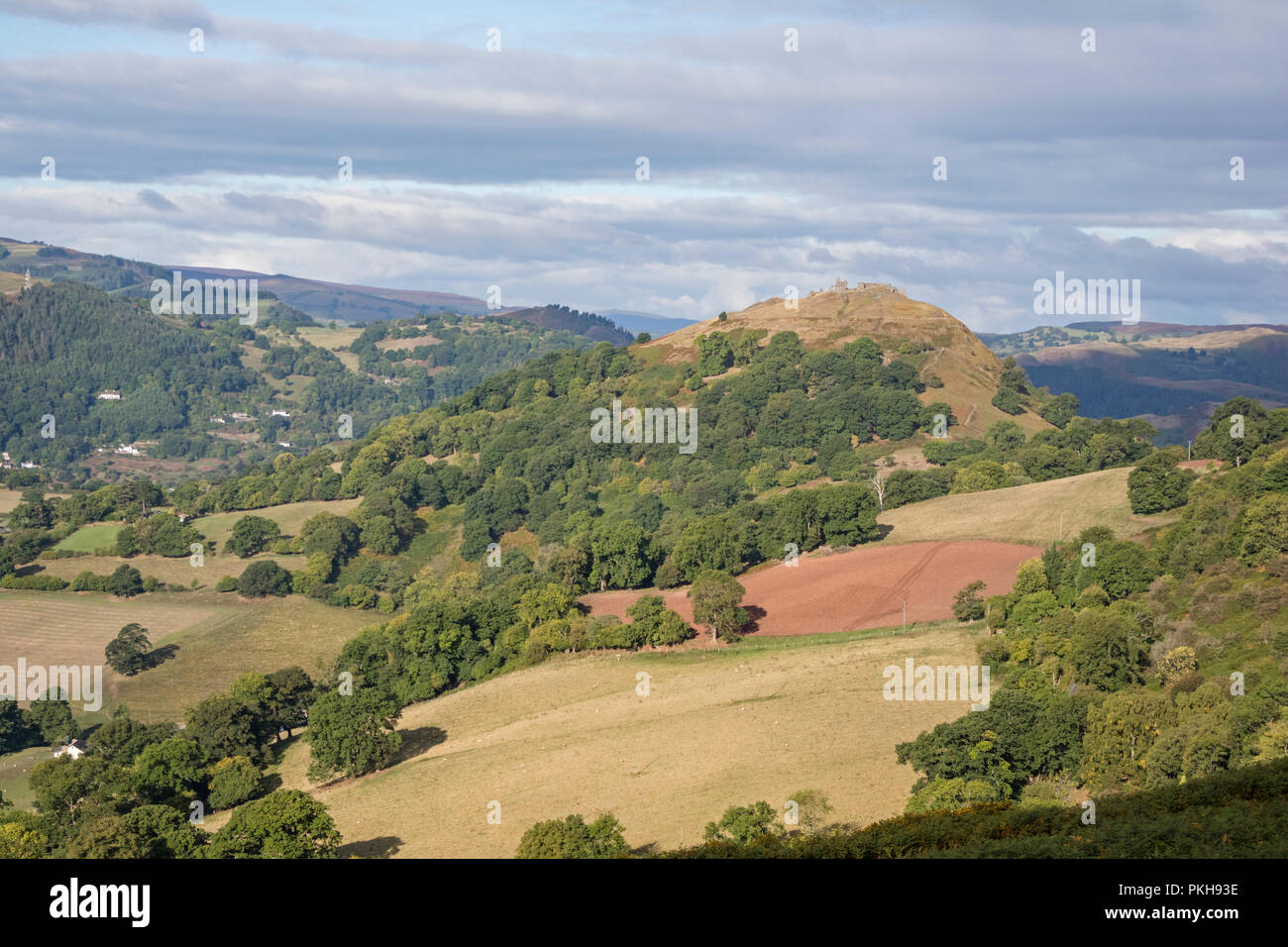 Le scogliere calcaree della scarpata Eglwyseg sopra la Vale of Llangollen, Wales, Regno Unito Foto Stock