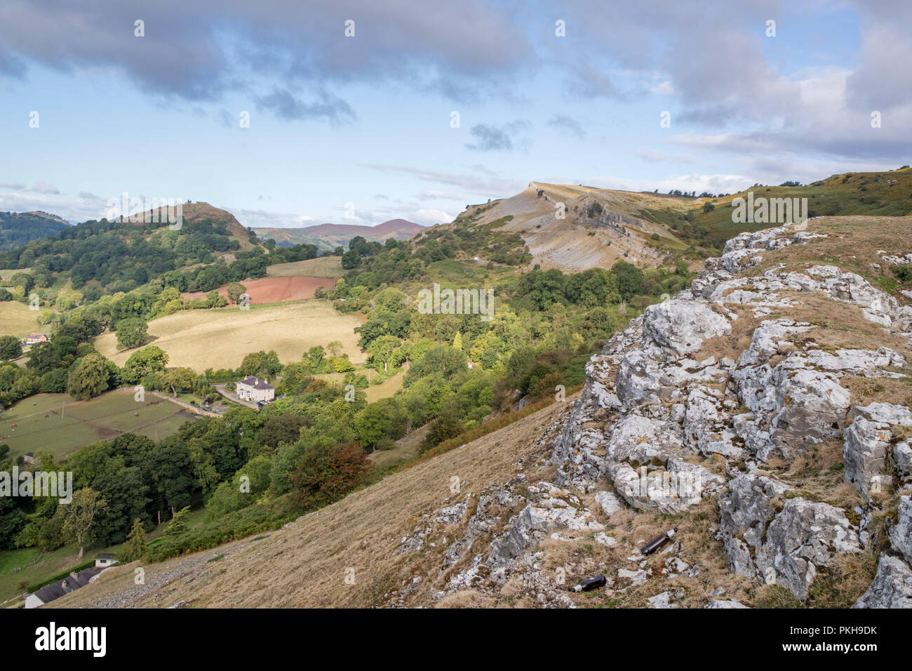 Le scogliere calcaree della scarpata Eglwyseg sopra la Vale of Llangollen, Wales, Regno Unito Foto Stock