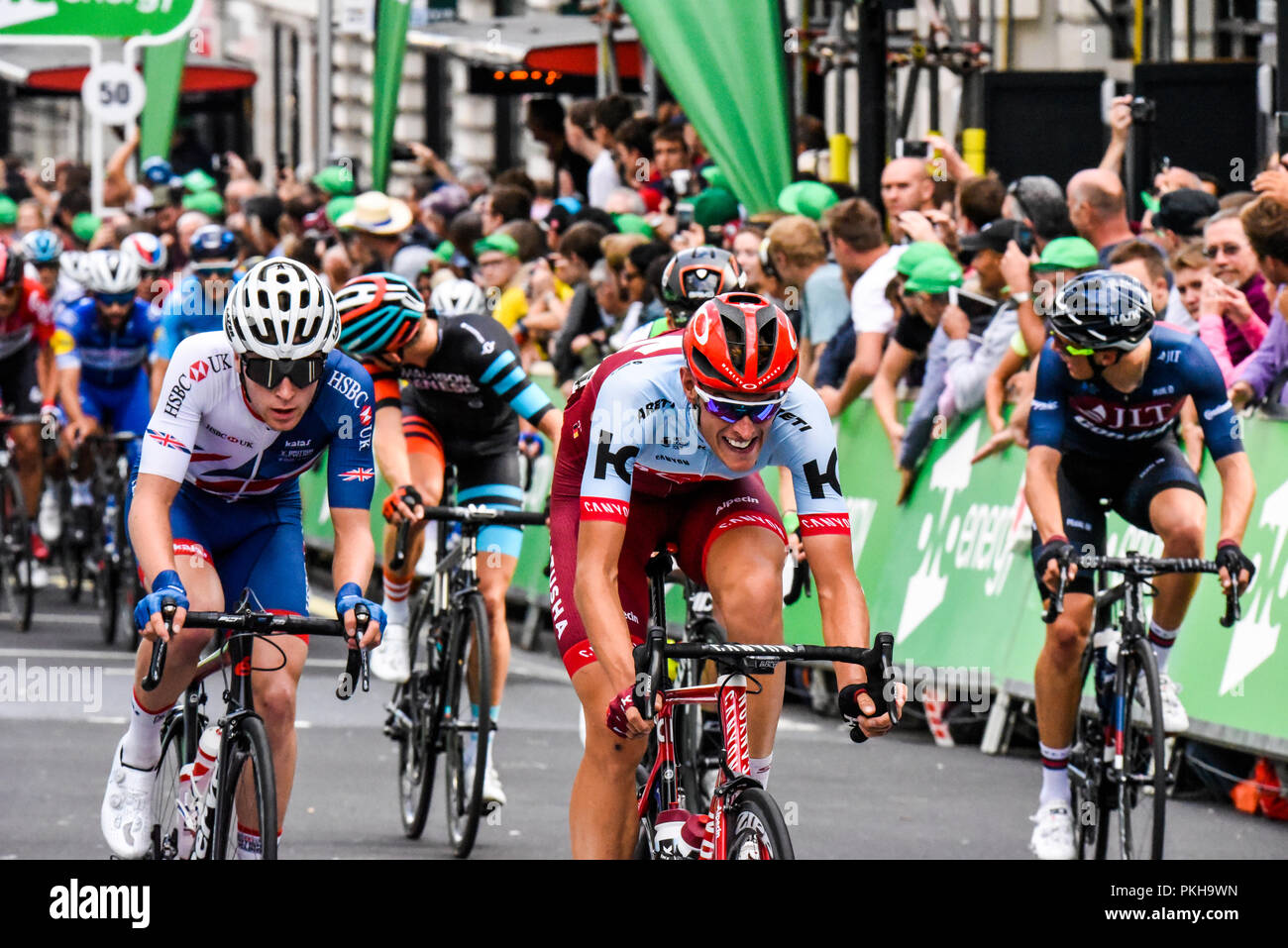 I piloti del team Gran Bretagna e Katusha Alpecin all'OVO Energy Tour della Gran Bretagna cycle race, stadio 8, Londra, Regno Unito. Foto Stock