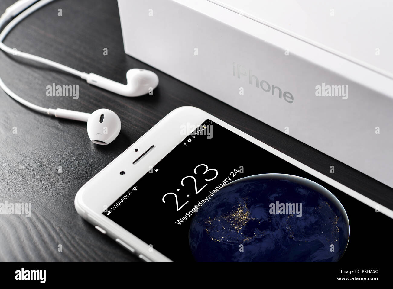 Kiev, Ucraina - 24 Gennaio 2018:spacchettato nuovo Apple iPhone 8 Plus Silver nero su sfondo di legno. IPhone 8 Plus è stato creato e sviluppato da un Foto Stock