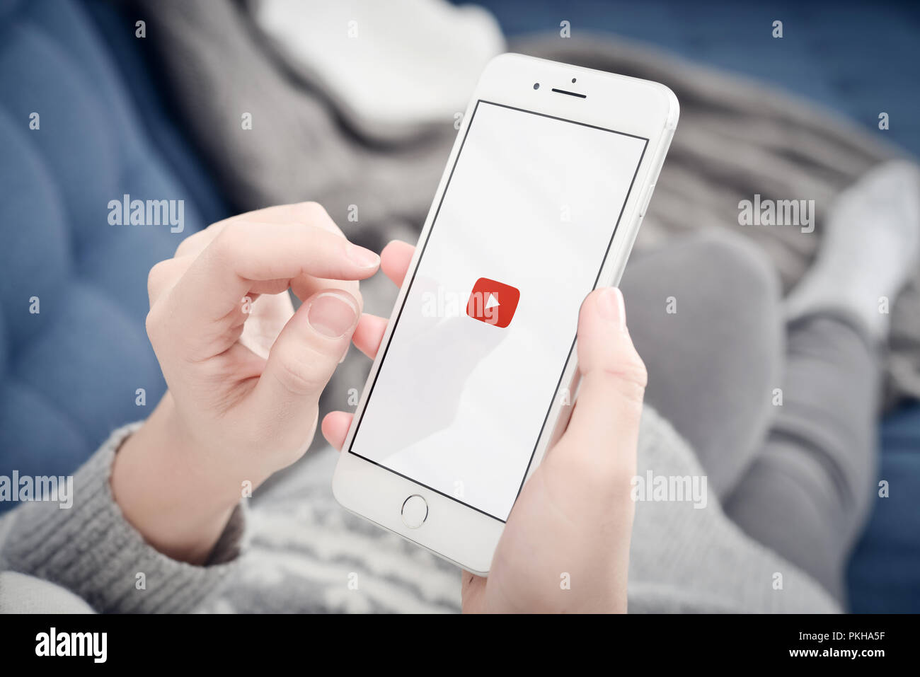 Kiev, Ucraina - 24 Gennaio 2018: Donna utilizzando l'app youtube sul marchio nuovo Apple iPhone 8 plus a casa closeup Foto Stock